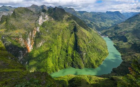  龍脊石林！壮大なカルスト台地と神秘的な景観を体感せよ！