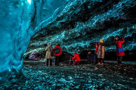 氷穴の絶景！神秘的な氷と雪の世界を体感しよう！